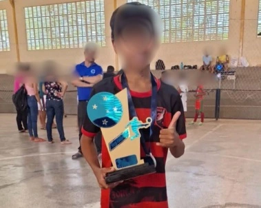 Menino de 12 anos brincava na calçada com colegas quando foi baleado