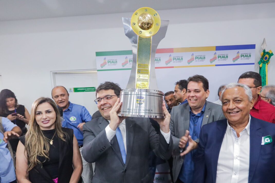 Governador do Piauí, Rafael Fonteles, com a taça de campeão do Campeonato Piauiense de Futeboli