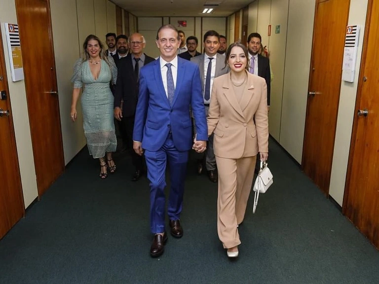 Deputada federal Amanda Gentil e o pai, Fábio Gentil, secretário de Estado da Agricultura do Maranhão, investigando pela Polícia Federal