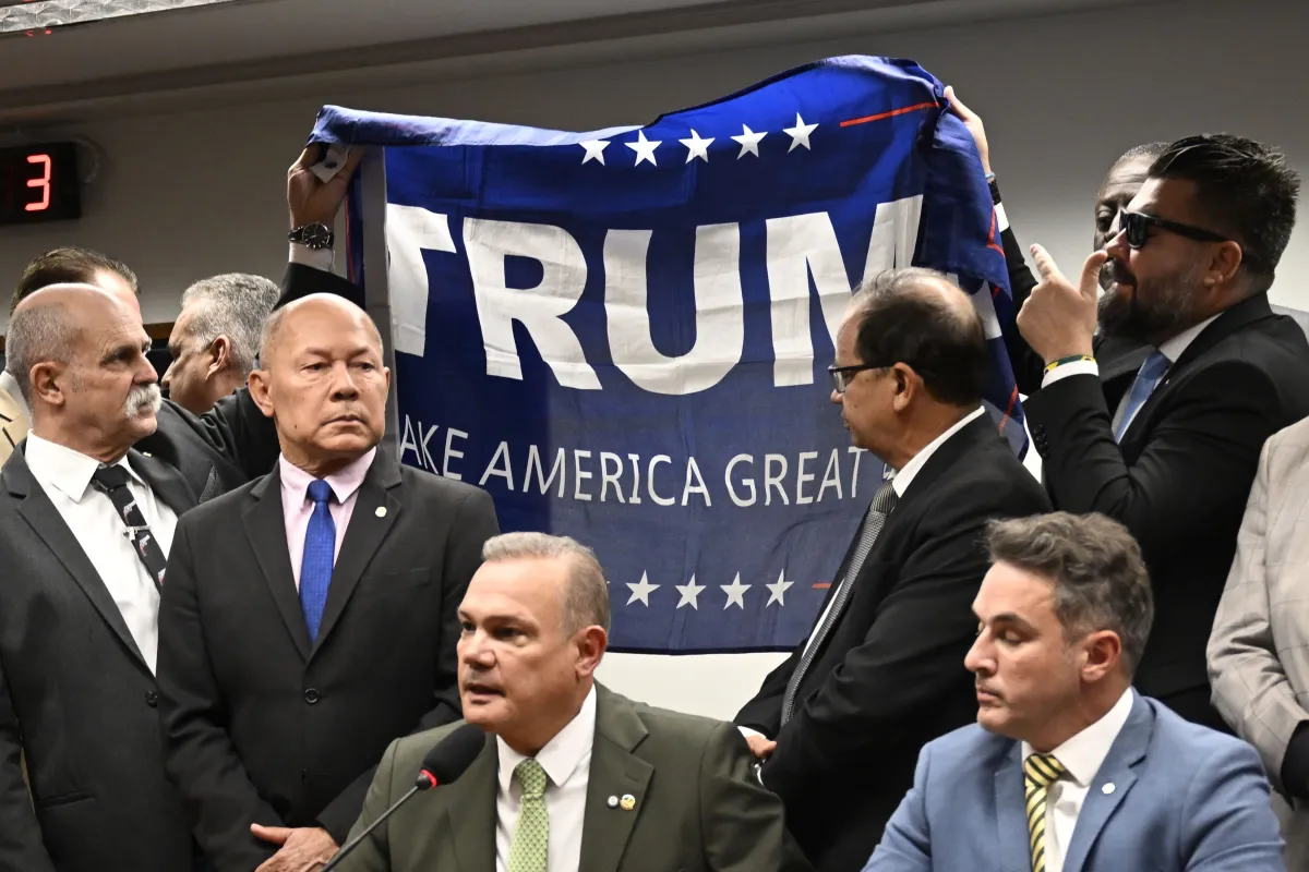 Deputados do PL exibem bandeira de Trump e ampliam crise interna após tarifa dos EUA contra o Brasil