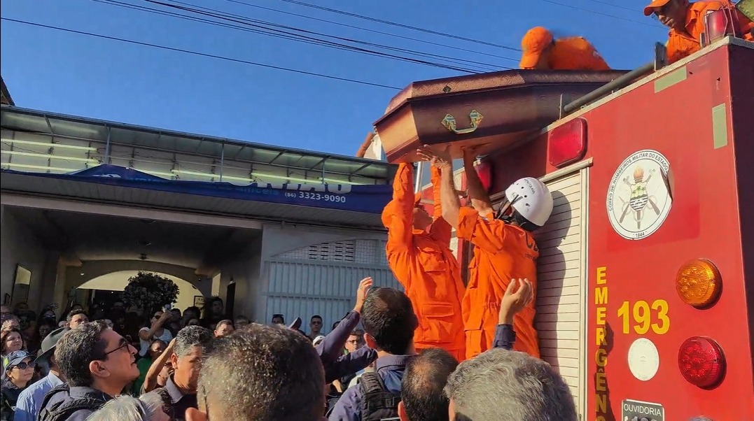 Inicio do cortejo acompanhado por um caminhão do corpo de bombeiros