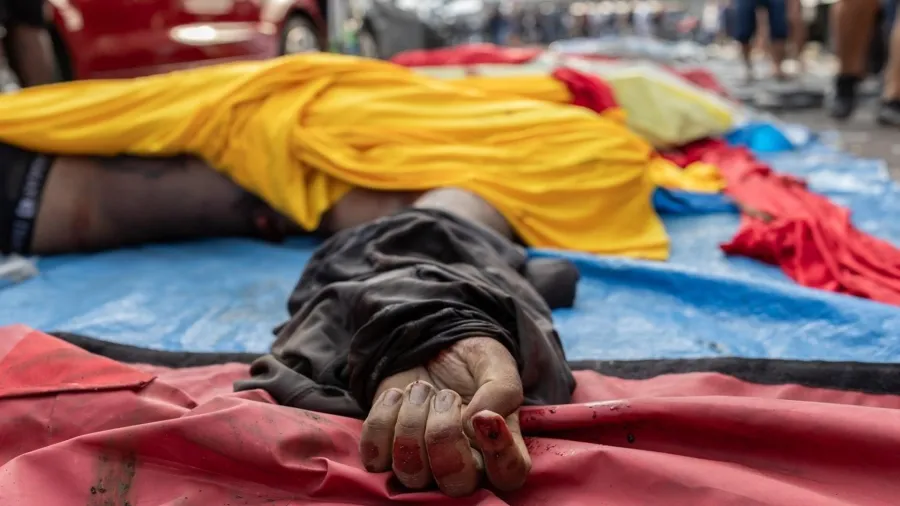 Dezenas de corpos são retirados de área de mata um dia após operação no Complexo da Penha, no Rio
