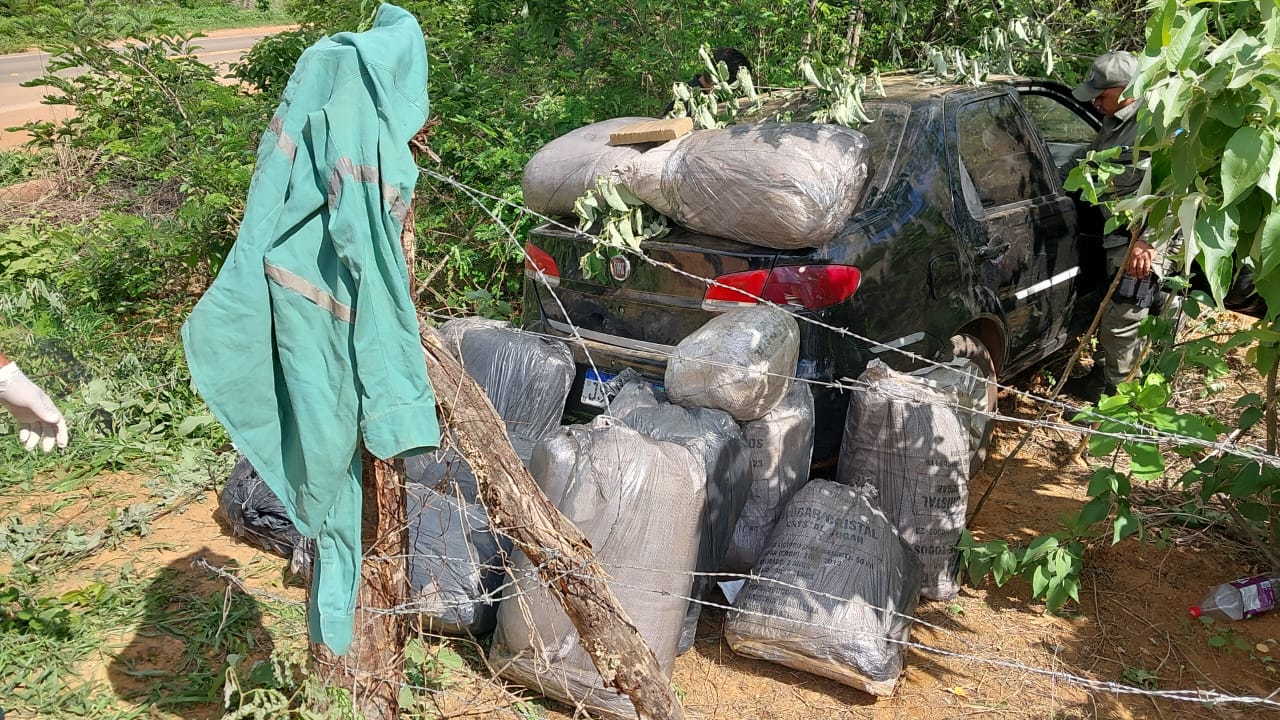 Carro foi encontrado abandonado com 13 sacos de maconha