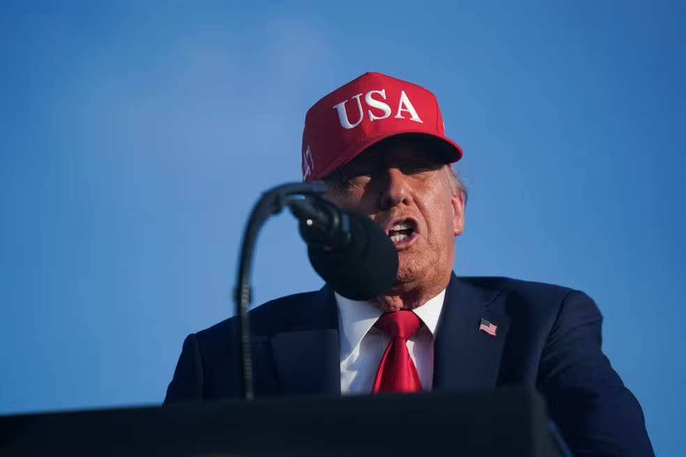 Trump anuncia tarifa extra contra países alinhados ao Brics, enquanto bloco critica ações unilaterais e defende multilateralismo na cúpula do Rio