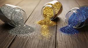 A Anvisa suspendeu quatro marcas de glitter com materiais plásticos em sua composição