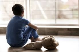 A ausência dos pais ou de um deles pode causar danos profundos no desenvolvimento infantil