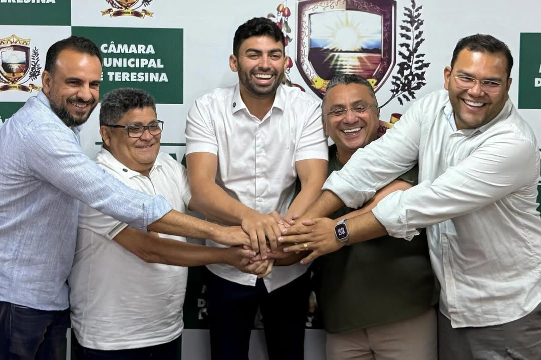Draga Alana ao lado de apoiadores petistas