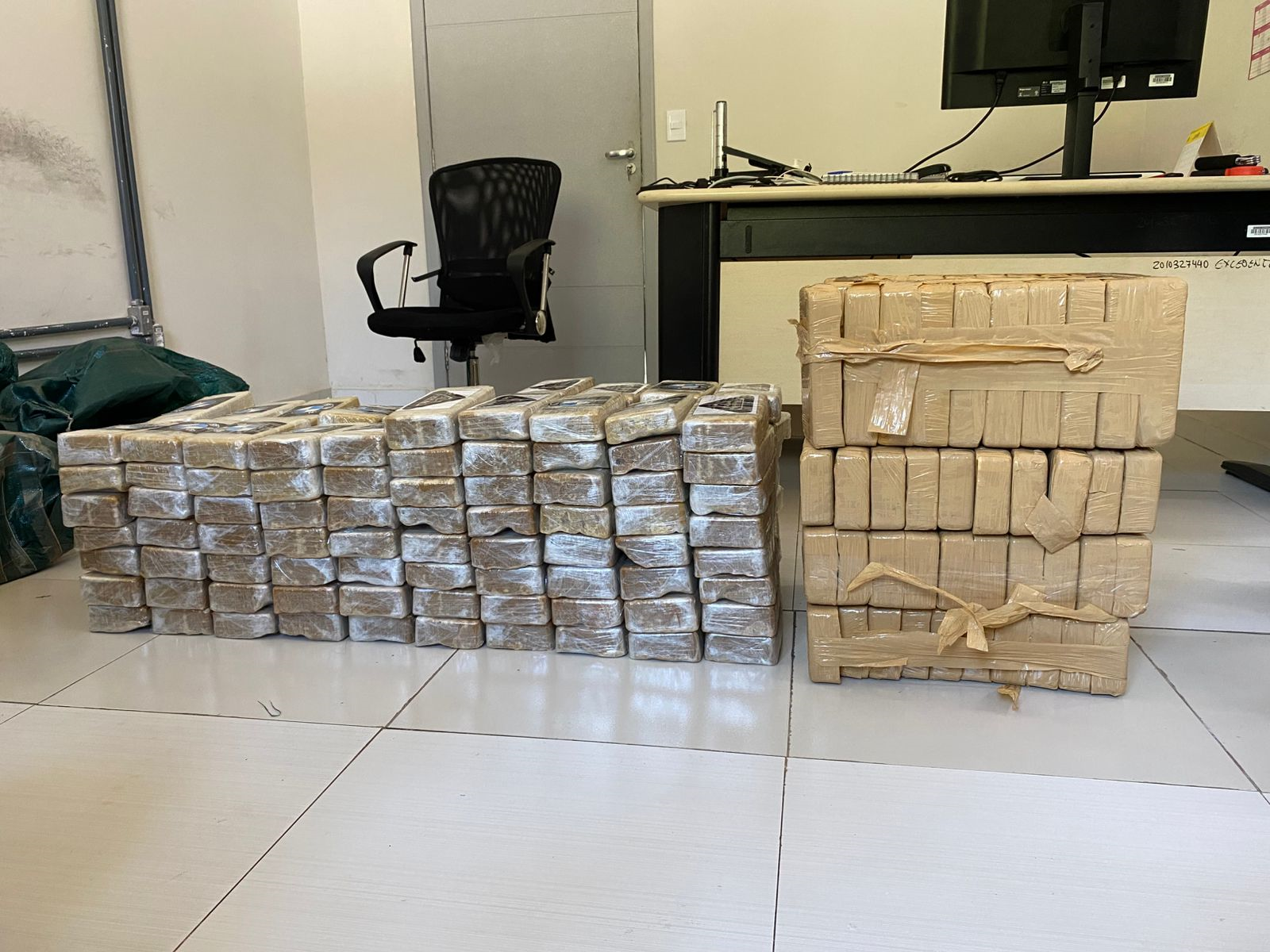 Mais de 300kg de drogas foram apreendidos pela Polícia Federal