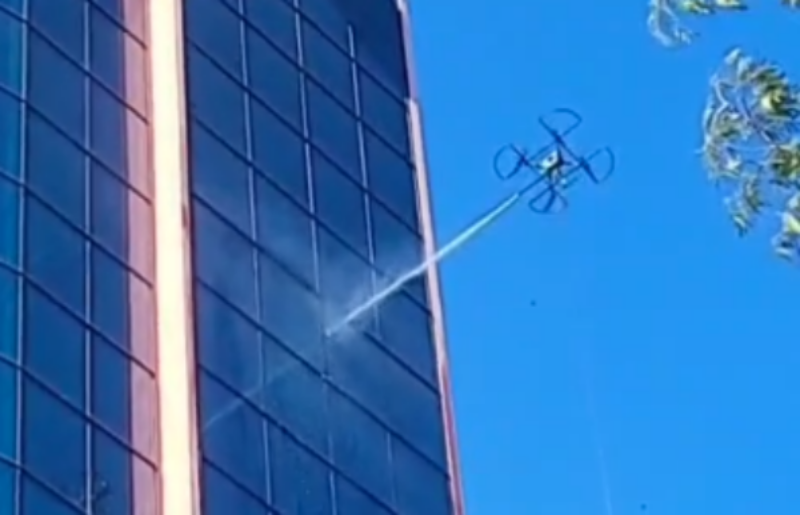 Drone de última geração foi utilizado para limpeza dos vidros da fachada do Hotel Metropolitan