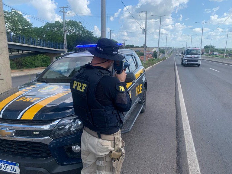 Polícia Rodoviária Federal (PRF)  monitorando o excesso de velocidade nas rodovias federais que cortam o Piauí