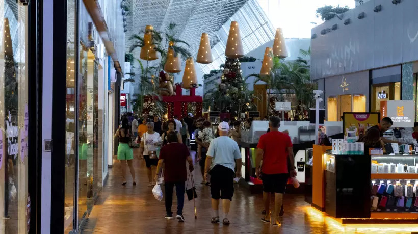 Movimentação para compras de Natal no shopping em Fortaleza