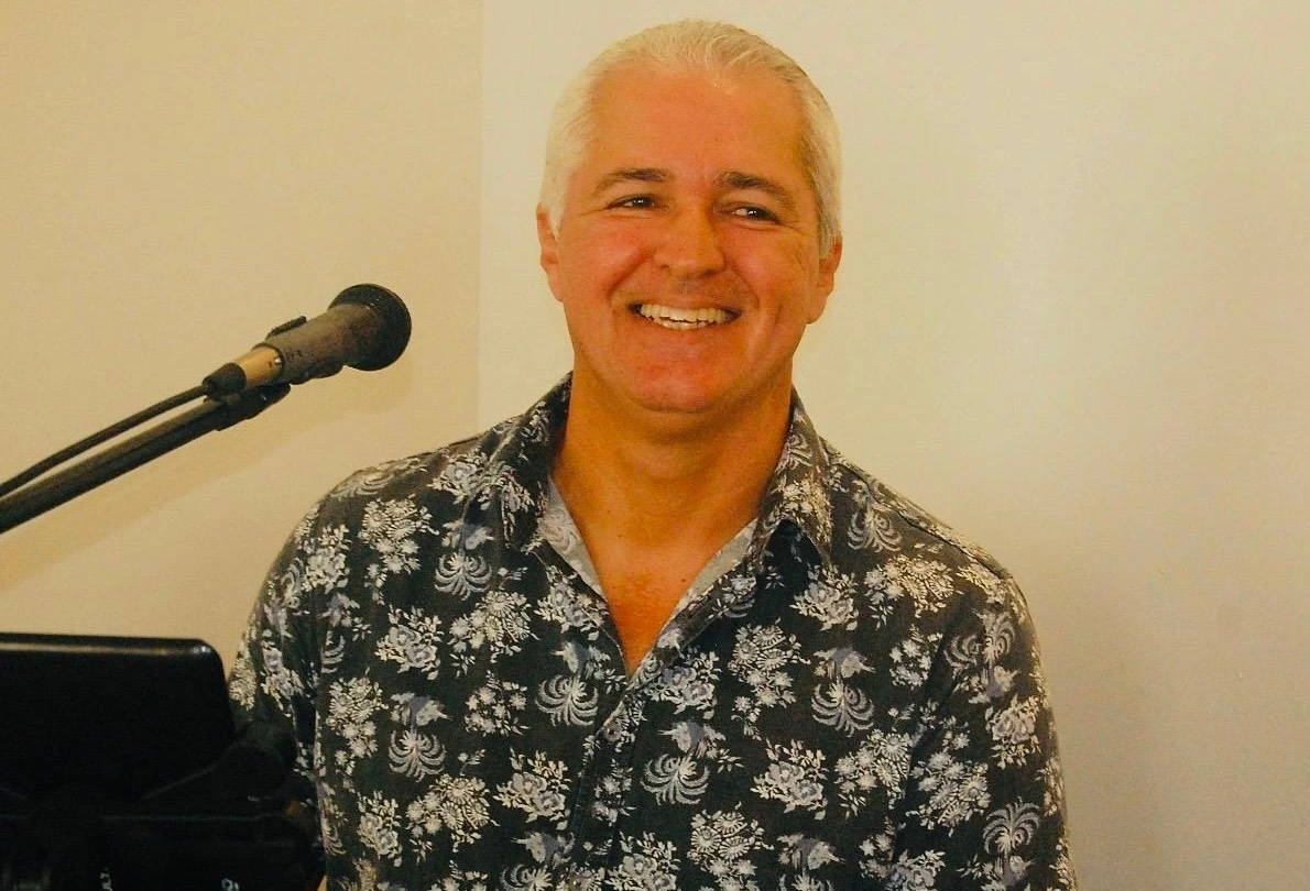 Edson Araújo leva um repertório retrô e dançante para o Festival da Cruviana