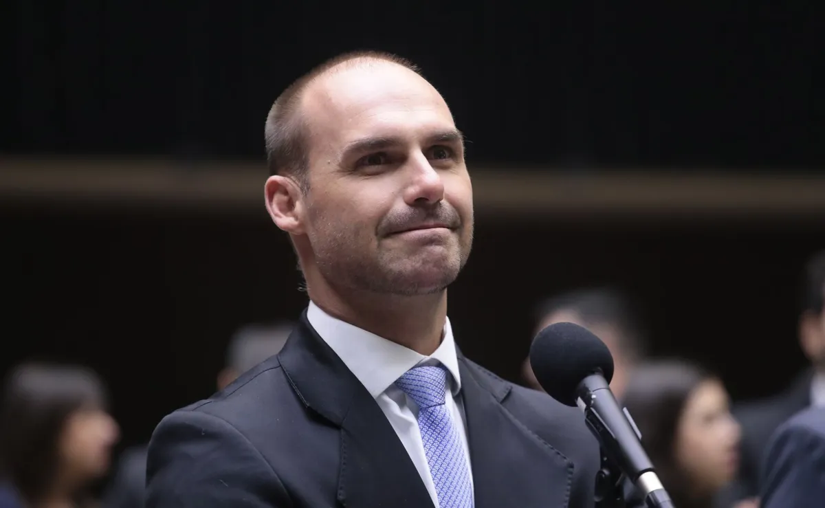 Eduardo Bolsonaro se aproveita da taxação de Trump ao Brasil para pressionar Congresso por anistia ao pai