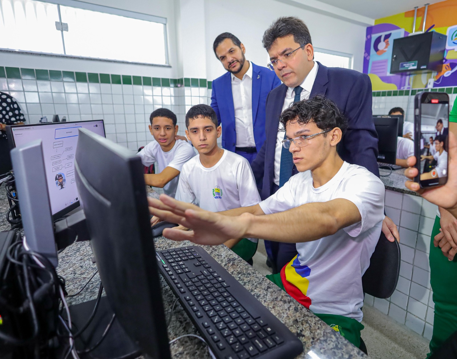 Governador Rafael Fonteles e secretário Washigton Bandeira em inauguração de escola