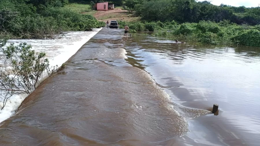 Barragem da Ingazeira, em Massapê do Piauí, rompeu e deixou comunidades isoladas