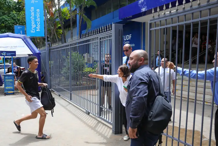 Portões dos locais de prova fecham às 13h (horário de Brasília)