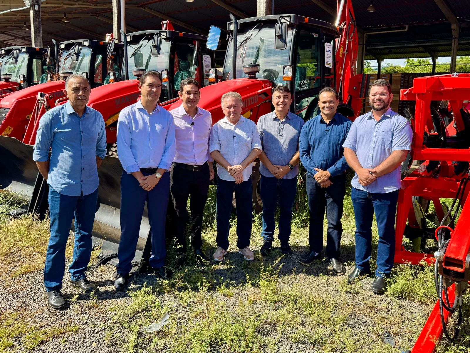Merlong Solano entrega veículos e equipamentos agrícolas para sete municípios do Piauí