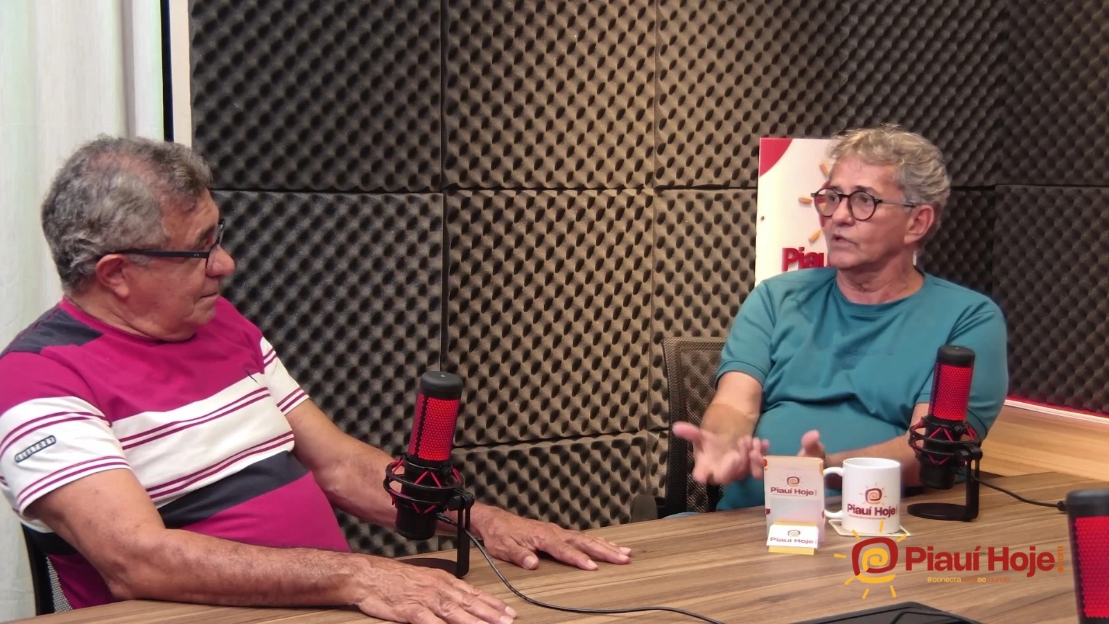 Jornalista Roberto John e o músico Luizinho de Aracaju durante entrevista