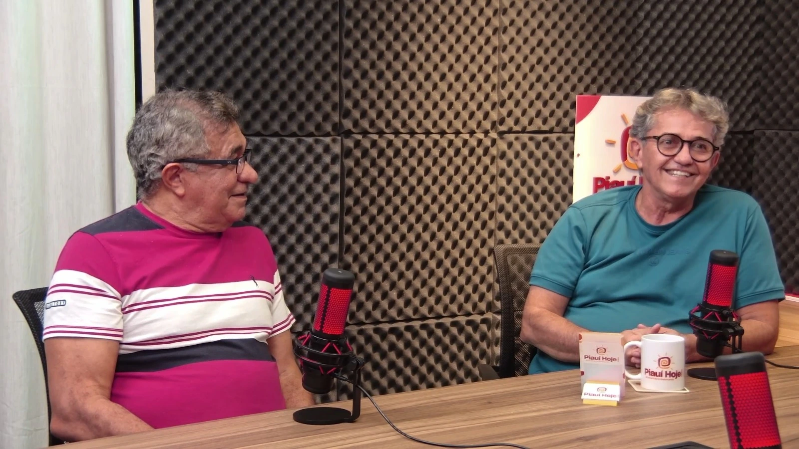 Jornalista Roberto John e o músico Luizinho de Aracaju durante entrevista