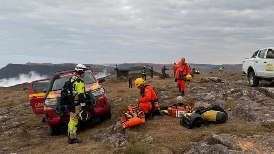 Bombeiros durante resgate da menina Bianca no Canyon Fortaleza