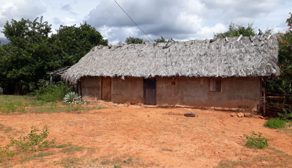Casa de palha onde funciona a escola de Ensino Fundamental