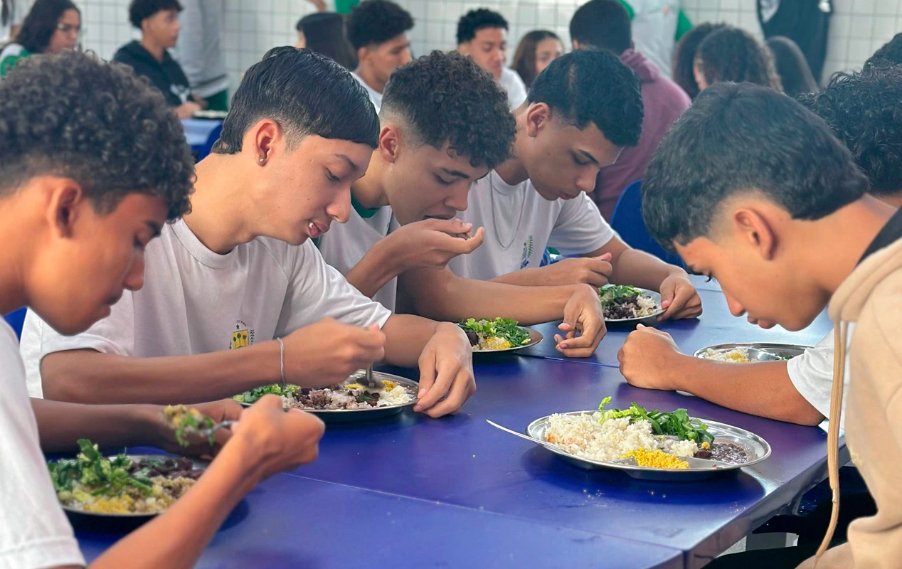 Estudantes da rede estadual de ensino no horário de almoço servido nas escolas Seduc