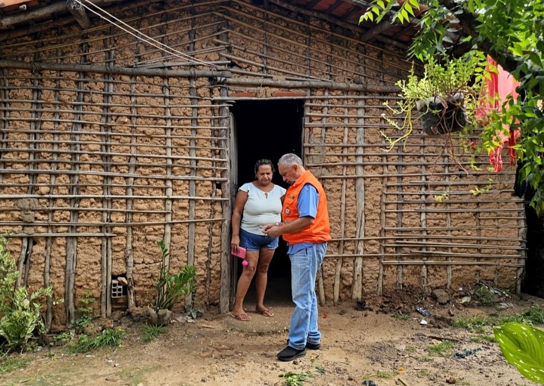 Defesa Civil orientando moradores de área de risco