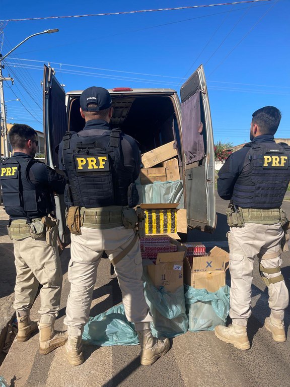 Policiais rodoviários posam com a carga apreendida em Picos