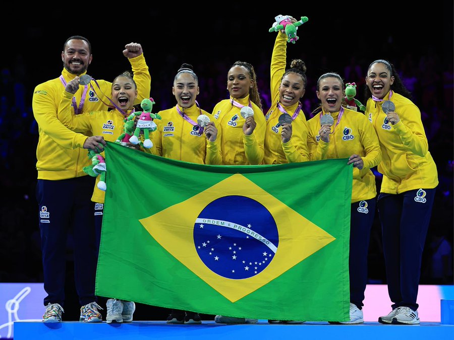 Seleção Brasileira de Ginástica Artística comemora a medalha histórica