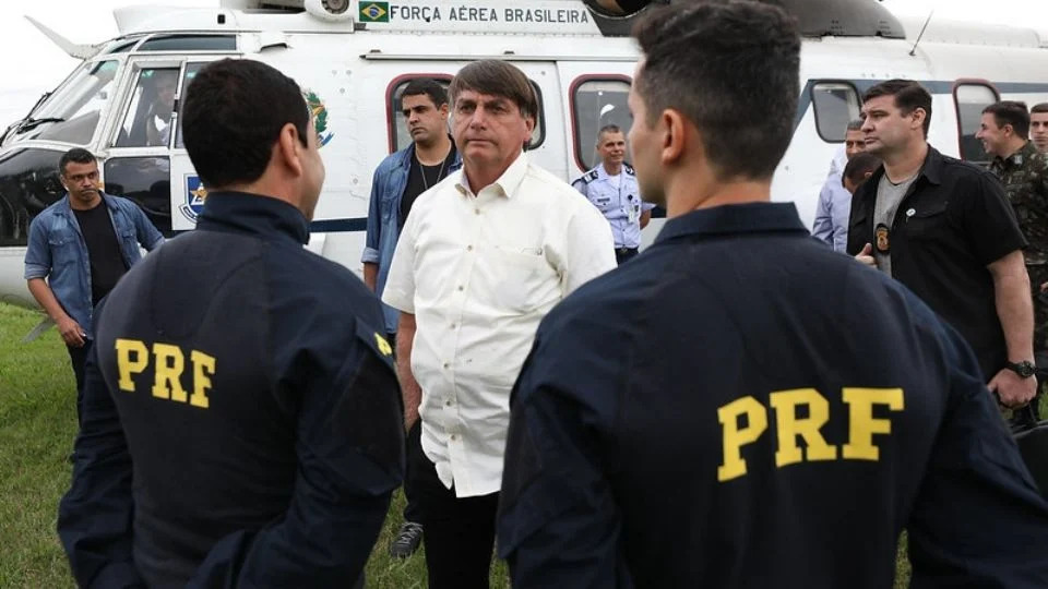 Ex-presidente Jair Bolsonaro com agentes da PRF