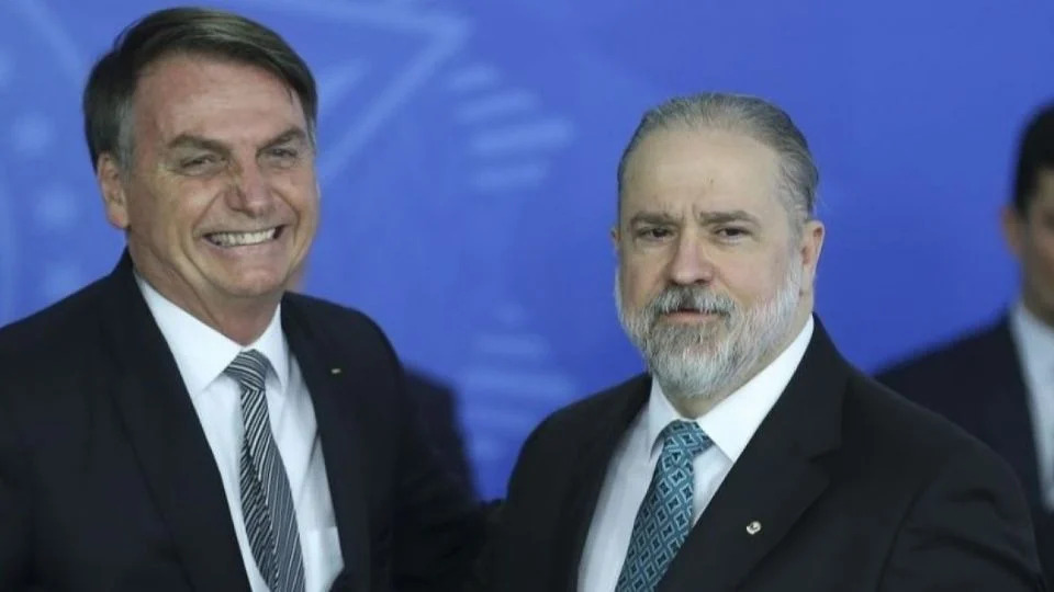 Ex-presidente Jair Bolsonaro (PL), à esquerda, e Augusto Aras (ex-PGR), à direita