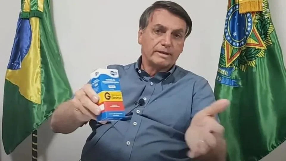 Bolsonaro mostra caixa de cloroquina, que faz parte do kit covid