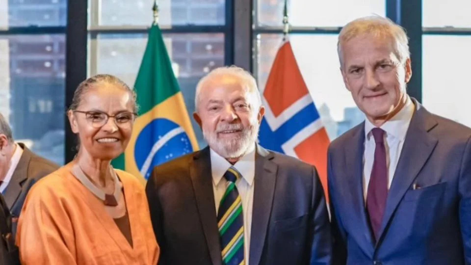 Encontro frutífero. Ministra Marina Silva (esquerda), presidente Lula (centro) e Jonas Gahr Store (direita)