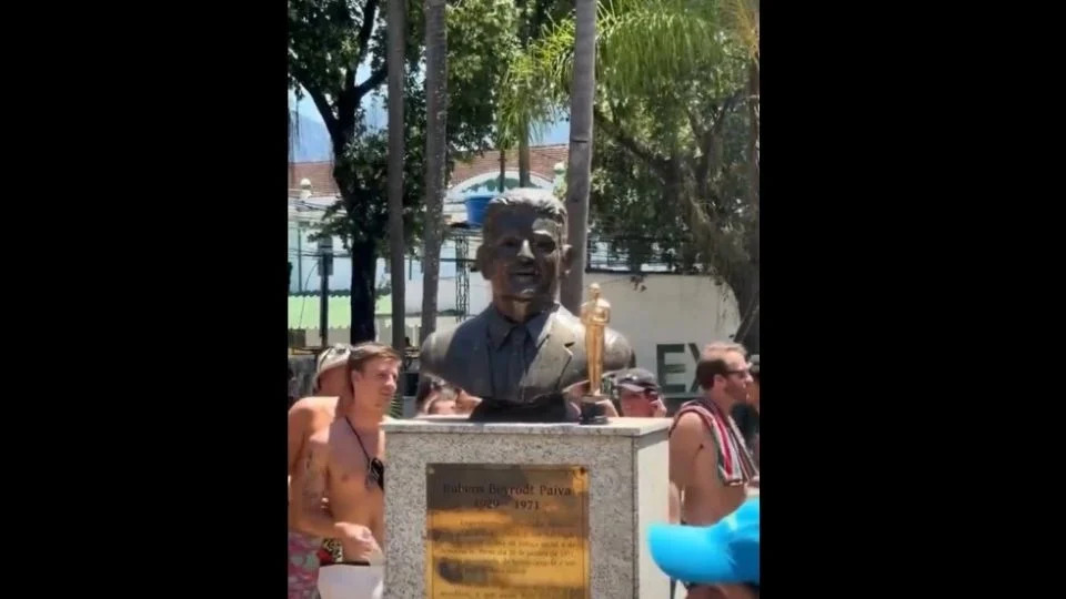 Busto de Rubens Paiva homenageado com um Oscar por foliões