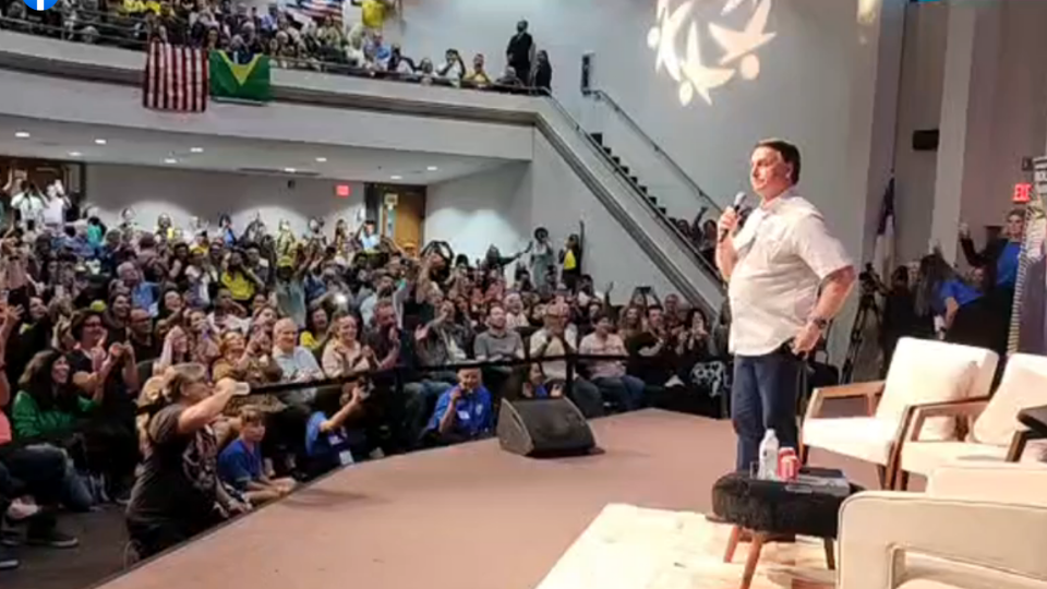 Bolsonaro discursa em igreja na Flórida