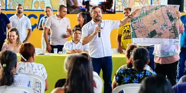 Fábio Novo acompanha entrega de escrituras no Bela Vista III, em Teresina