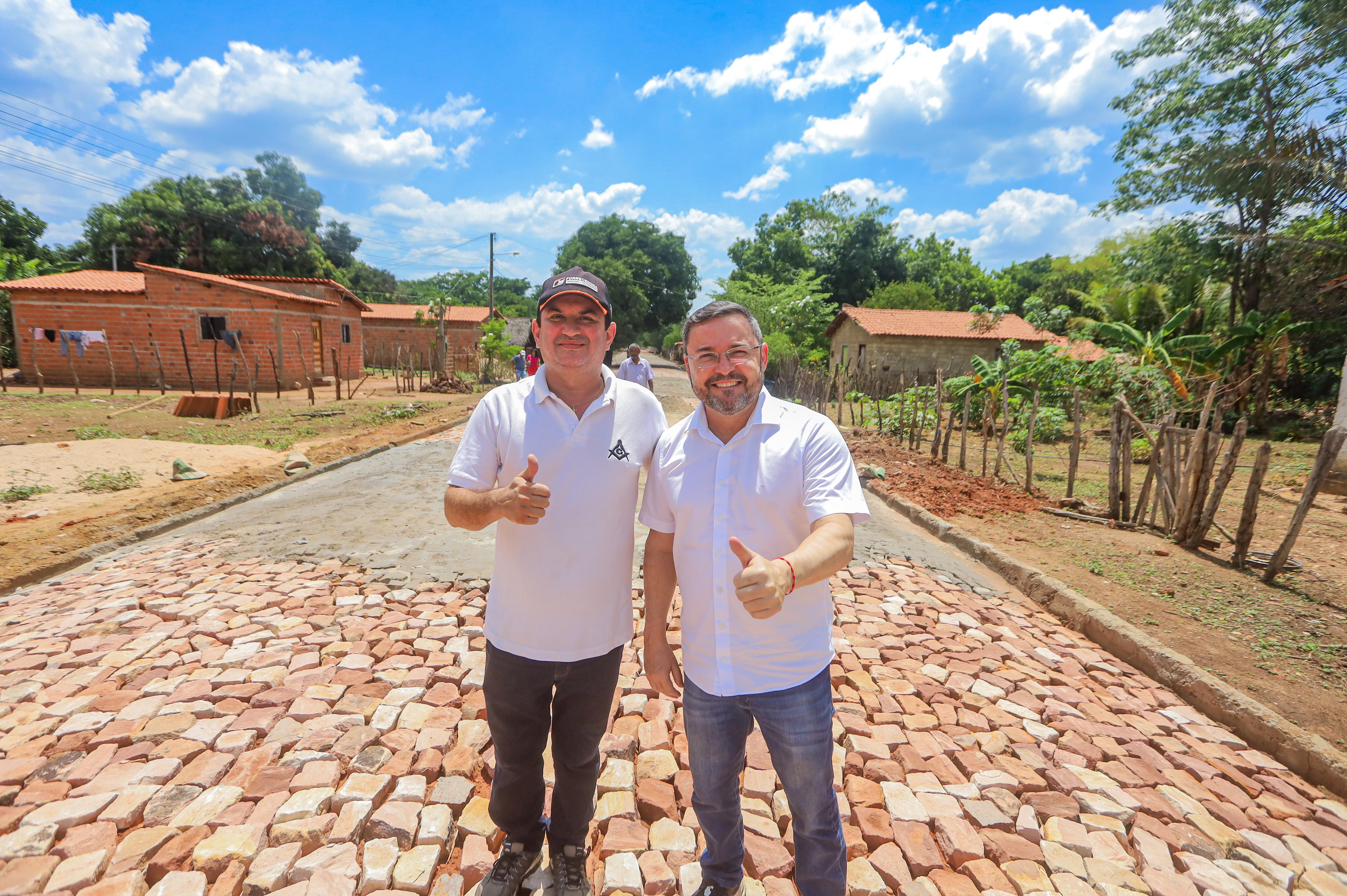 Fábio Novo fiscaliza as obras de calçamento executadas com apoio de sua emenda parlamentar