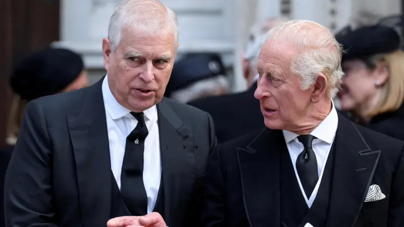 Príncipe Andrew e o irmão mais novo do rei Charles 3º