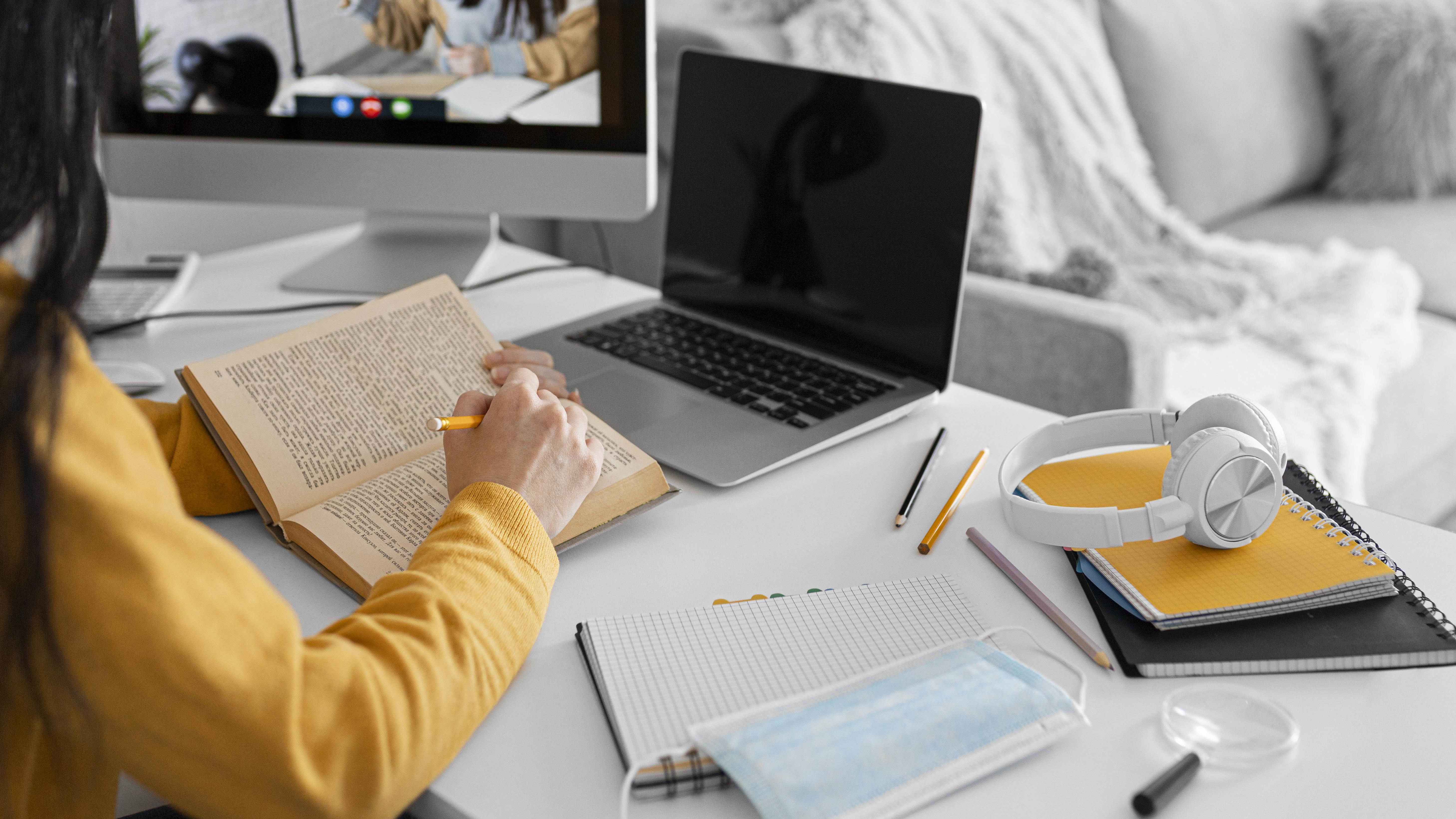Estudando de casa e de forma gratuita