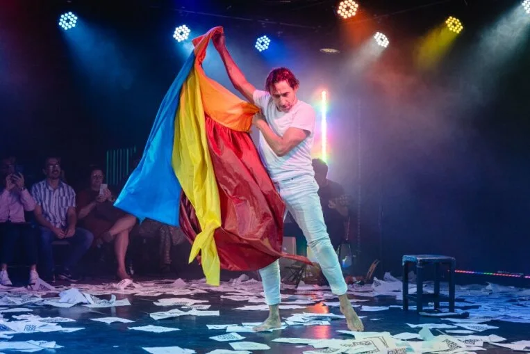 Artista performando no palco do Festluso