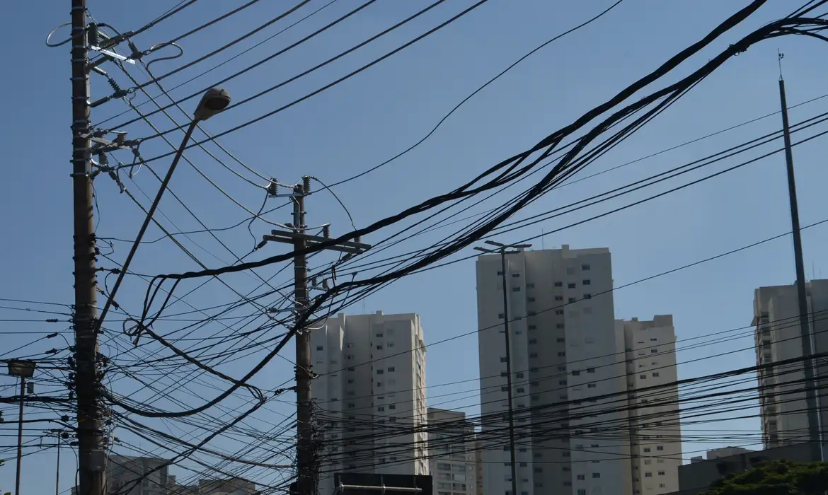Excesso de fios em postes