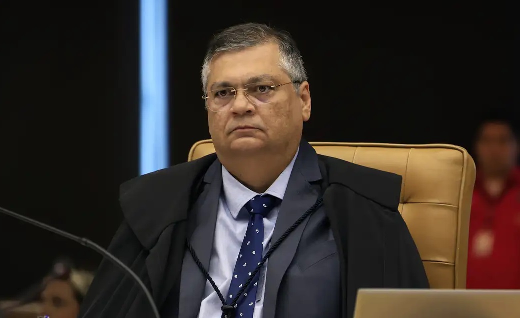 Ministro do STF, Flávo Dino, cobra explicações sobre pagamento de emendas