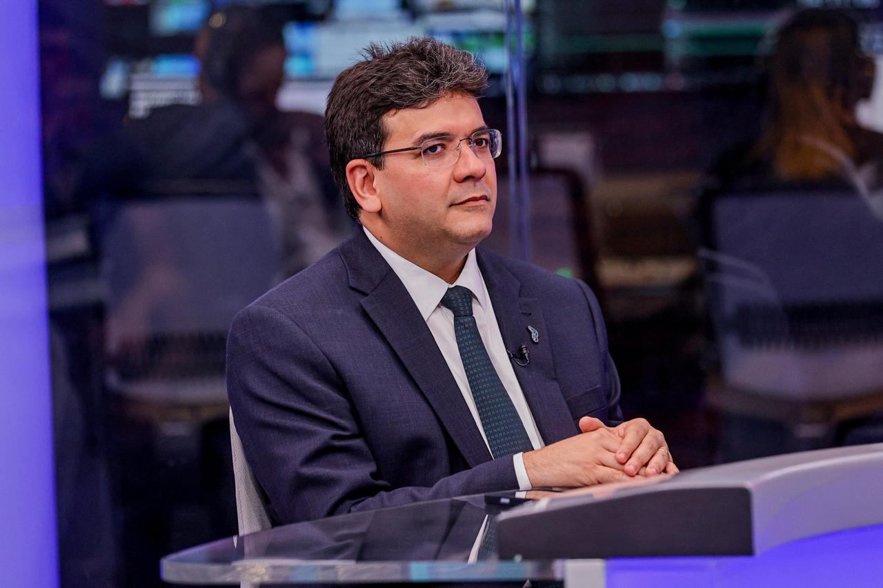 Governador Rafael Fonteles em entrevista à imprensa