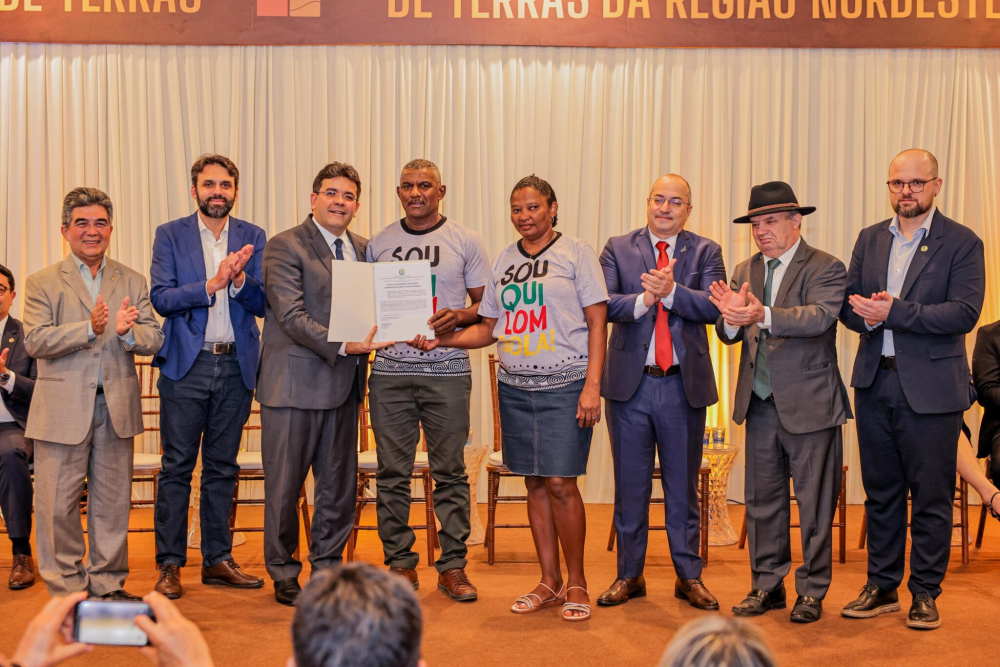 Rafael Fonteles entrega 131 títulos de terra