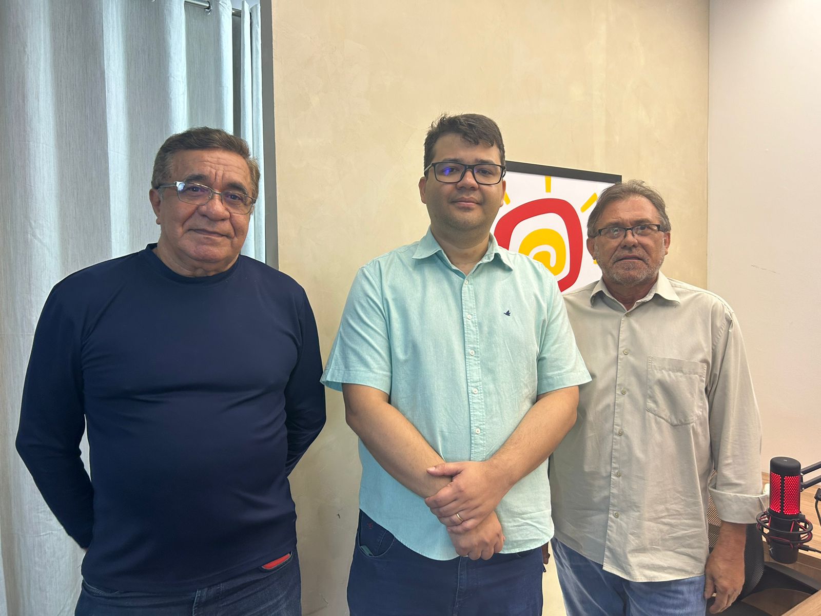O secretário Chico Lucas concedeu entrevista aos jornalistas Luiz Brandão e Roberto John