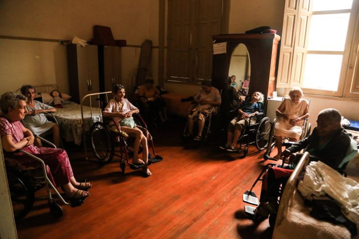 Asilos devem oferecer cuidados sanitários, conforto, acessibilidade, segurança e alimentação apropriada