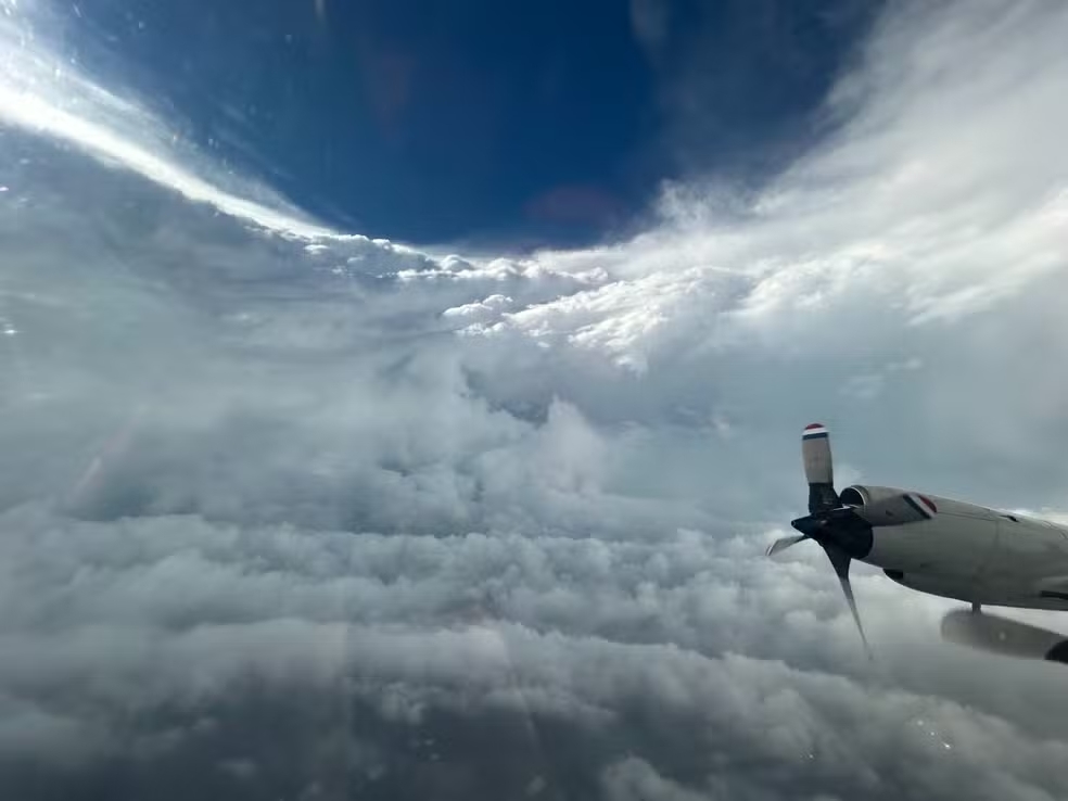Grupo de cientistas dos EUA fazem voo dentro de olho do furacão Beryl