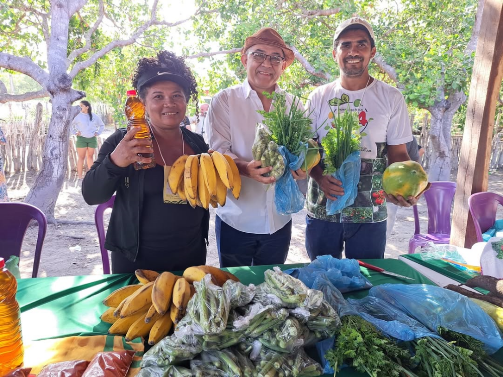 Prefeito Abdoral Melo durante feira em São João do Arraial