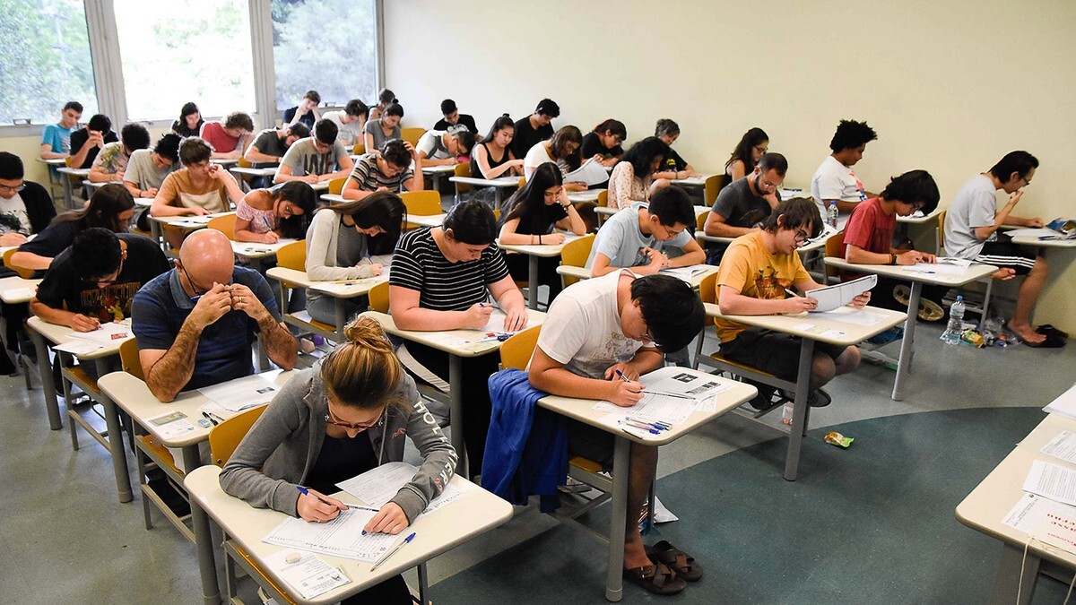 Estudantes realizando concurso público