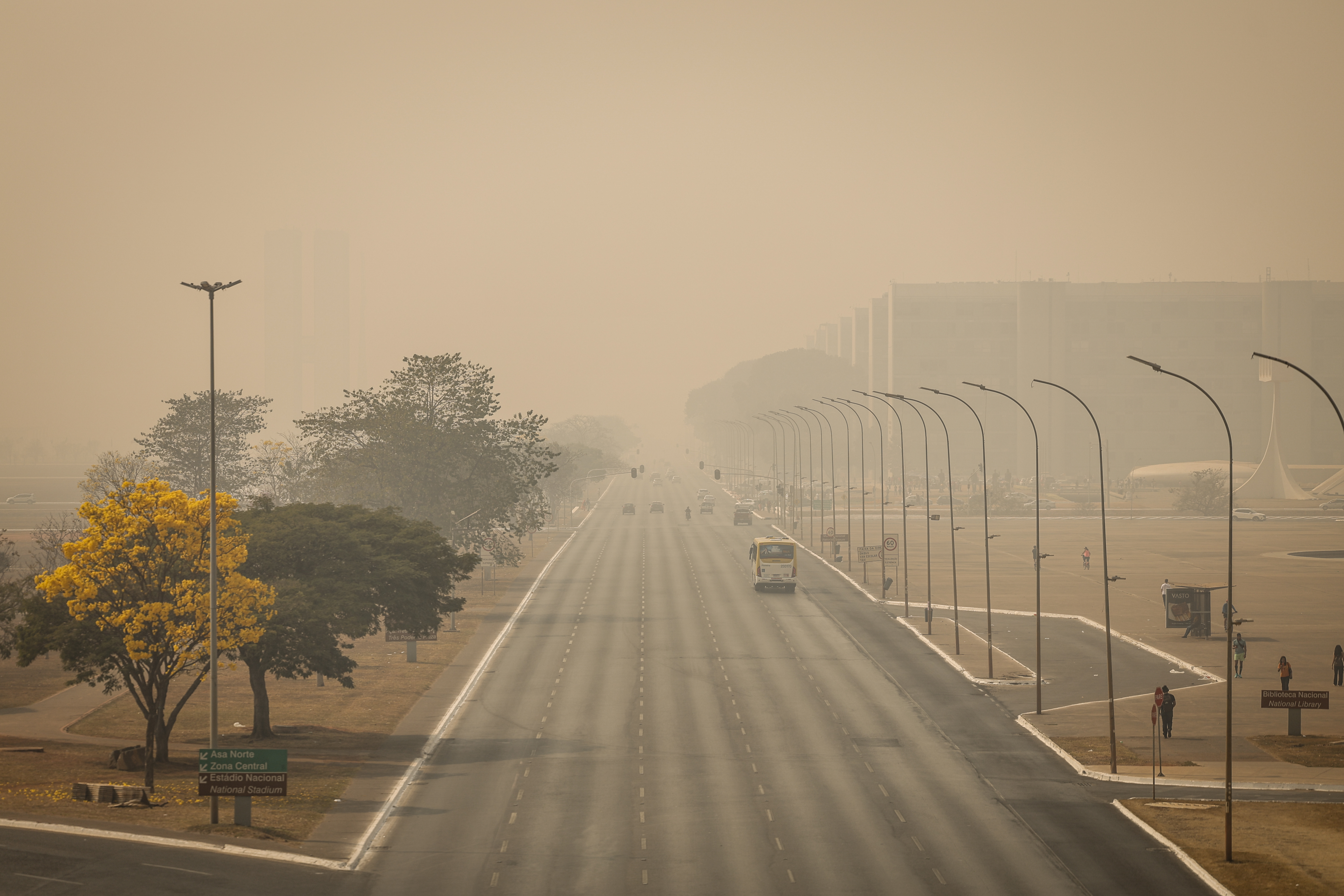 Brasília encoberta por fumaça causada por incêndios florestais